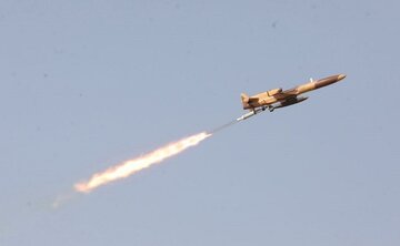 Les drones iraniens Karrar détruisent des cibles au sol en tirant des bombes de 500 livres