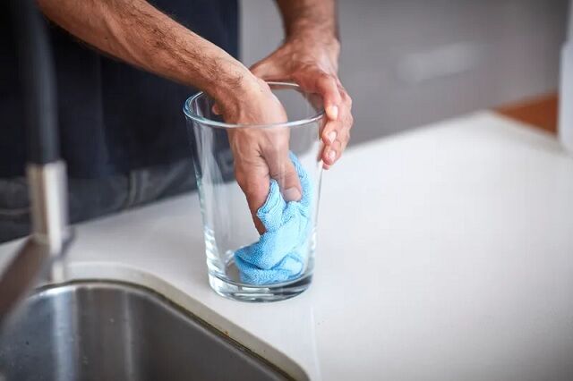 راهکارهای از بین بردن بوی بد لیوان و ظروف شیشه‌ای