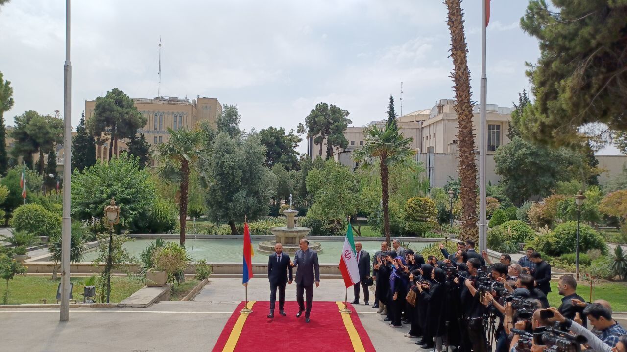 Le ministre arménien des Affaires étrangères rencontre à Téhéran son homologue iranien