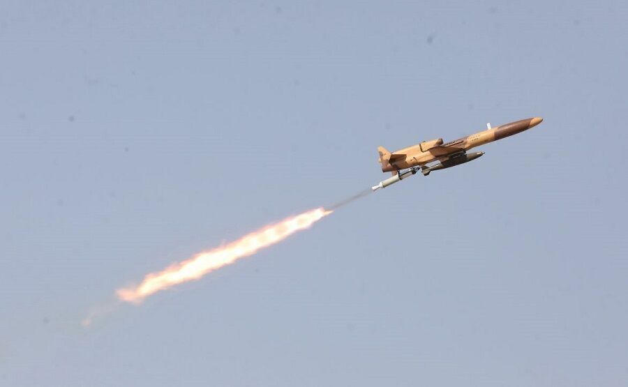 Drones Karrar destruyen objetivos terrestres lanzando bombas de 500 libras