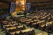 Die Generalversammlung der Vereinten Nationen verabschiedet eine Resolution, in der sie die Schändung heiliger Bücher verurteilt