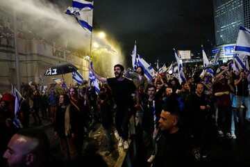 تداوم درگیری‌ها بین معترضان نتانیاهو و نیروهای پلیس رژیم صهیونیستی در تل‌آویو + فیلم