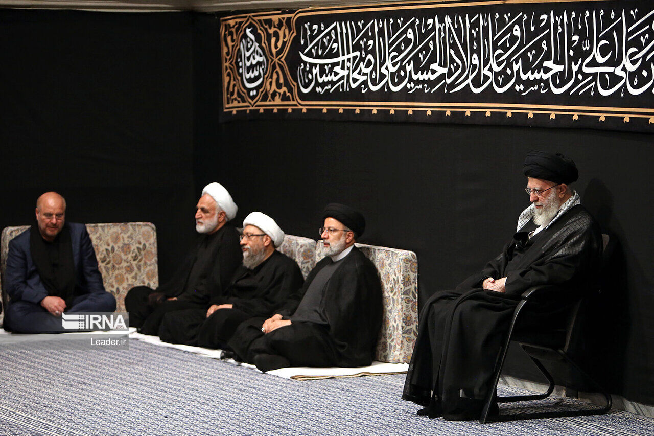 El Ayatolá Jamenei asiste a la primera noche de ceremonias de luto por el martirio del Imam Husein