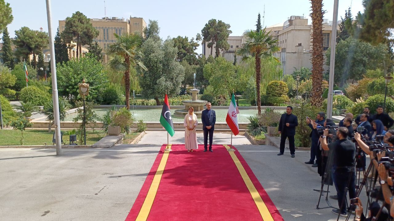 El ministro de Relaciones Exteriores de Irán recibe oficialmente a su homóloga de Libia
