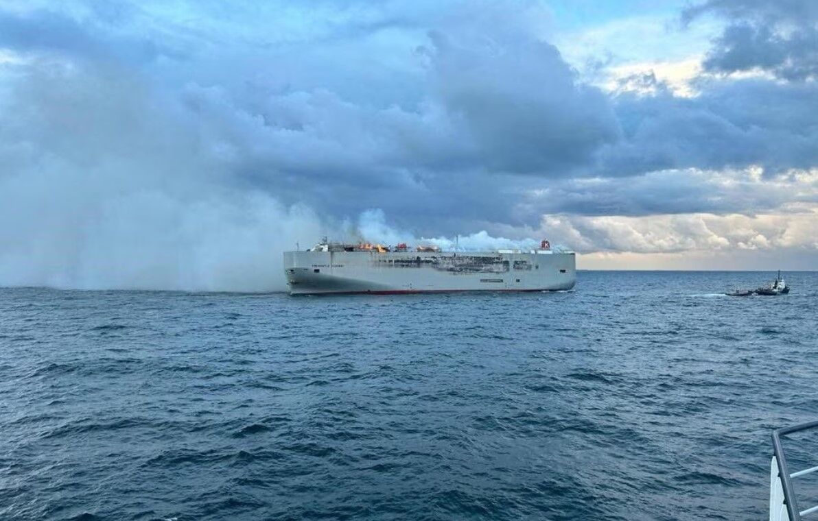 آتش گرفتن کشتی حامل نزدیک به ۳ هزار خودروی آلمانی به مقصد مصر + فیلم
