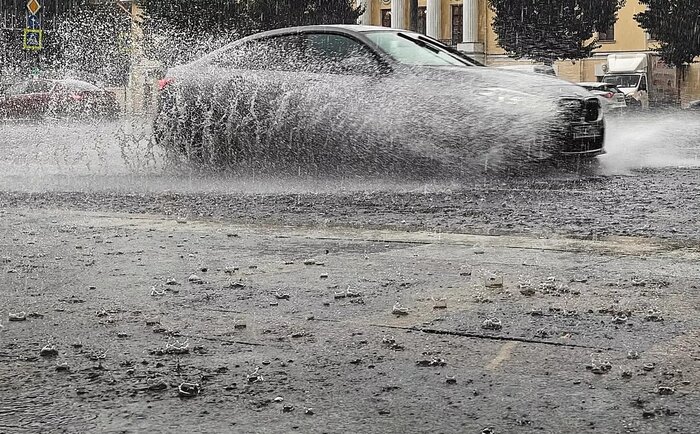آبگرفتگی برخی معابر مسکو در پی بارش شدید باران + فیلم