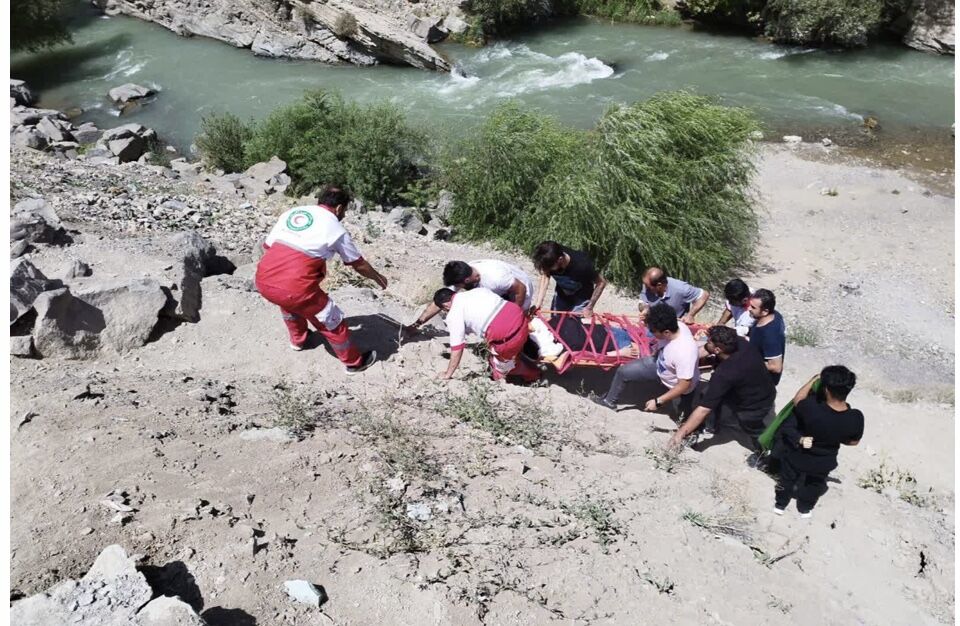 امدادرسانی هلال احمر به یک خانم در وینه جاده چالوس