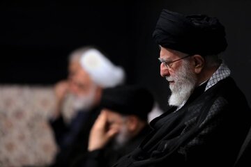 Ayatolá Jamenei asiste a ceremonia de luto Por Imam Husein (P)