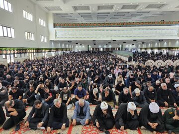 فیلم / حضور هزاران نفر از مردم کیش در عزاداری و اقامه نماز ظهر عاشورا