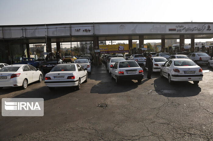 صف طولانی مقابل جایگاههای سوخت/ بنزین در مازندران کمیاب شد؟ +فیلم