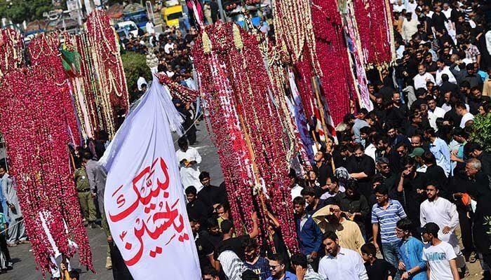 عزاداران حسینی کا پاکستان کے مختلف شہروں میں قرآن کی بے حرمتی کے خلاف احتجاج