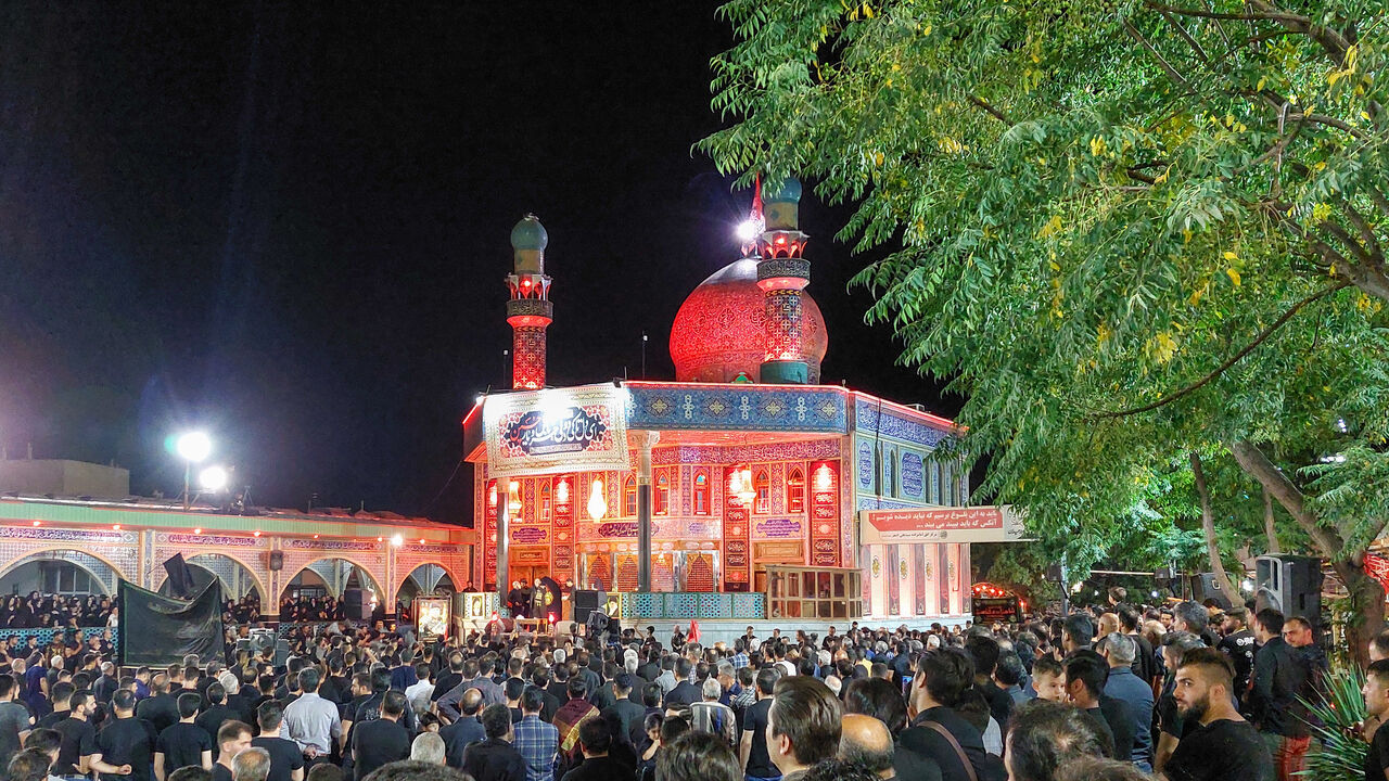 میزبانی امامزاده علی اصغر (ع) ساوه از عزاداران حسینی در شب عاشورا + فیلم