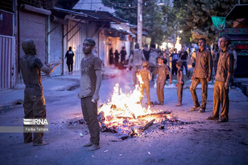 Gel-mali ritual in Ashura in western Iran