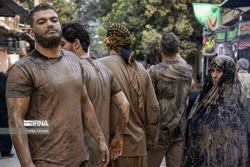 Gel-mali ritual in Ashura in western Iran