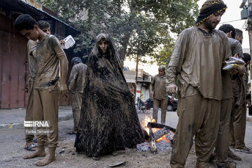 Gel-mali ritual in Ashura in western Iran