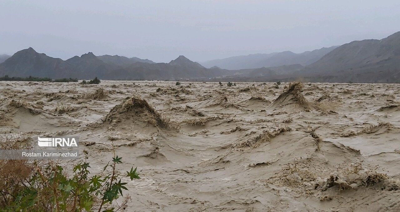 سیلاب مسیر ارتباطی ۳۸ روستای ساربوک و قصرقند را قطع کرد