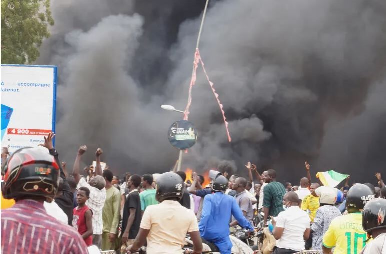 Niger : l’Ambassade de France attaquée, l’Élisée menace