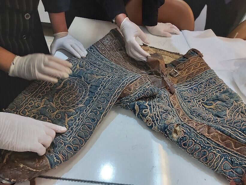 لباس جهان پهلوان تختی به دست مرمت‌گران آثار تاریخی سپرده شد