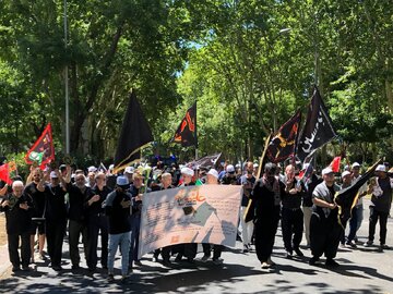 Chiíes en España participan en la ceremonia de duelo por el martirio del Imam Hosein (P)