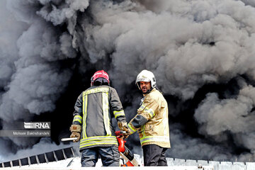 انبارچوب در محمد شهر کرج سوخت/ آسیب دیدگی جزیی یک آتش نشان