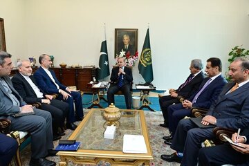 Retour en image sur la rencontre entre le chef de la diplomatie iranienne et le Premier ministre pakistanais