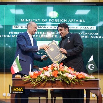 Les ministres des AE iranien et pakistanais signent un plan stratégique quinquennal de coopération commerciale