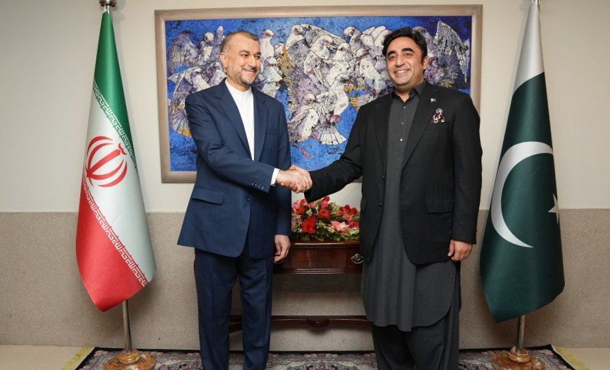 Der pakistanische Außenminister empfängt seinen iranischen Amtskollegen in Islamabad