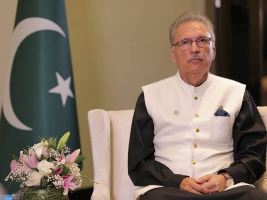 Pakistani president calls for efforts to strengthen ties with Iran