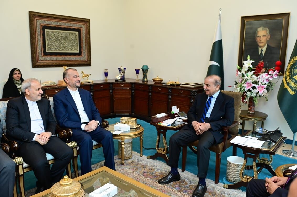Глава МИД Ирана и премьер-министр Пакистана обсудили расширение двусторонних отношений