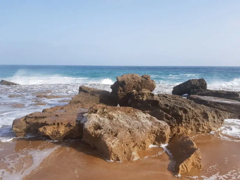 ساحل صخره ای چابهار؛ لذت تماشای شگفتی امواج دریا