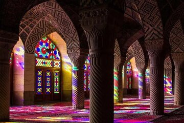 光与色的世界：设拉子的纳西尔穆尔克清真寺