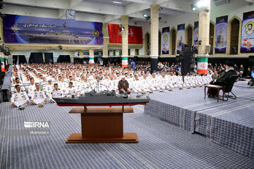 En images ; rencontre des marins de la 86e flottille de l'Armée iranienne avec le Guide suprême