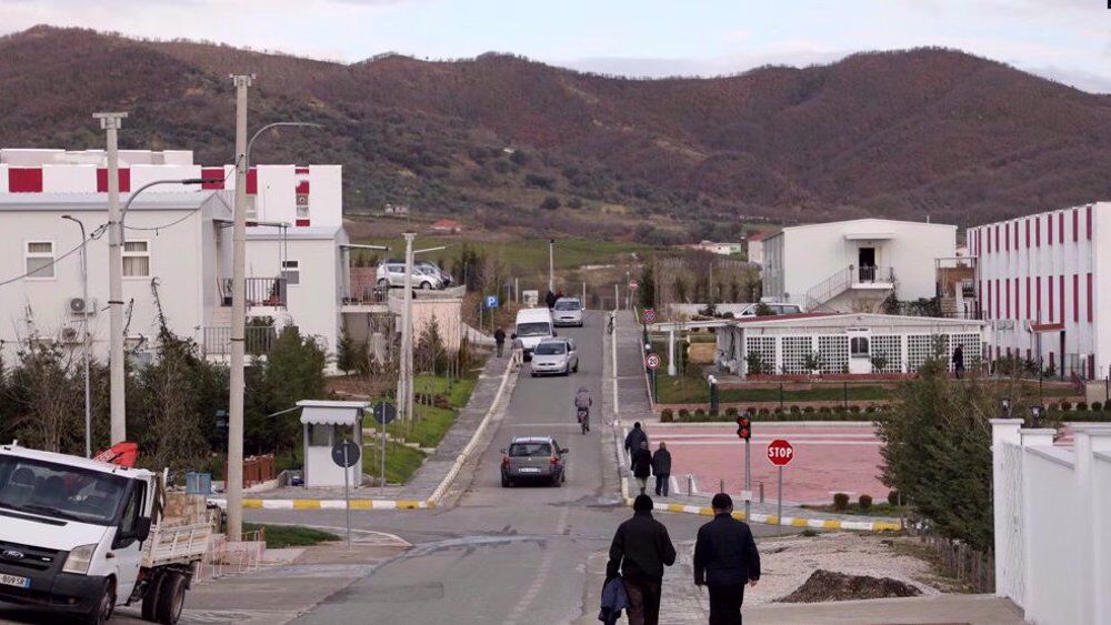 La policía albanesa toma el control del campamento MKO