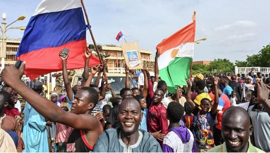 هزارا ن تن در پایتخت نیجر در حمایت از شورای نظامی این کشور تظاهرات کردند