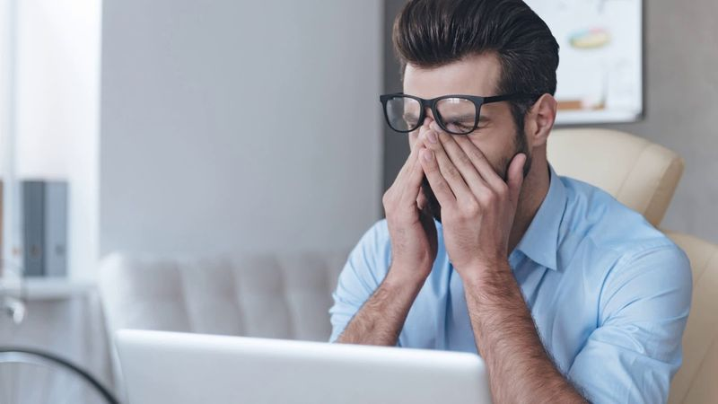 آشنایی با دلایل دوبینی و درمان آن