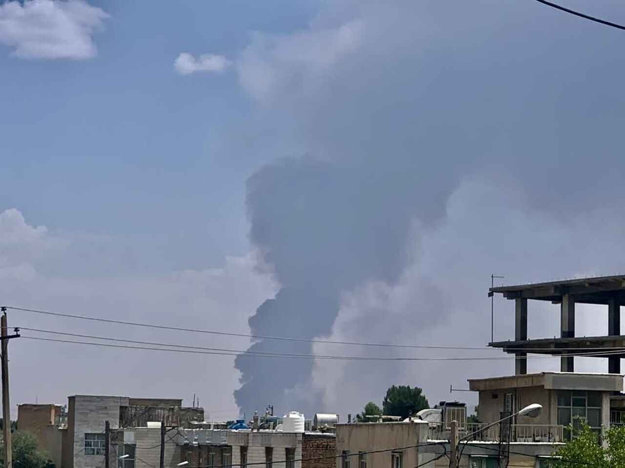 آتش سوزی گسترده نی زارهای شرق شیراز/امداد هوایی نیاز است
