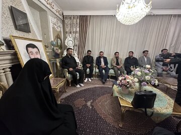 نماینده هیات دولت از خانواده شهدای مدافع حرم در کرمانشاه تجلیل کرد