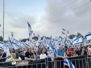 معترضان علیه نتانیاهو و همسرش در مقابل تفرجگاه تابستانی تجمع کردند+ فیلم