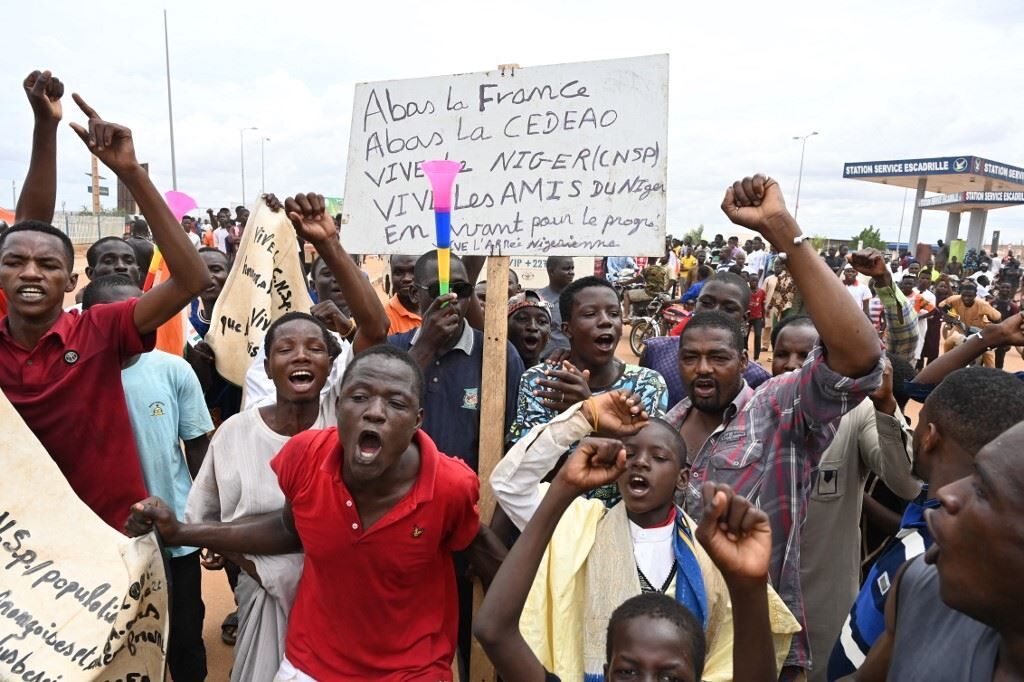 تظاهرات حامیان کودتای نیجر در اطراف پایگاه فرانسه