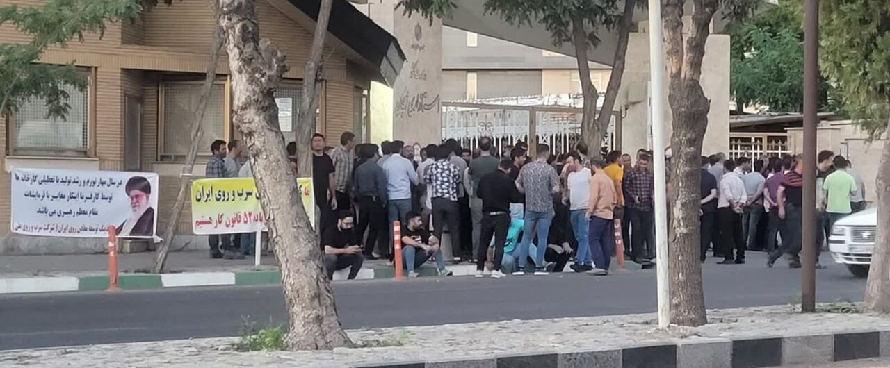 کارگران شرکت سرب و روی زنجان رسیدگی به مطالبات خود را خواستار شدند