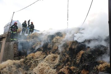 آتش سوزی گسترده انبار علوفه در جاده بهارستان اطفا شد