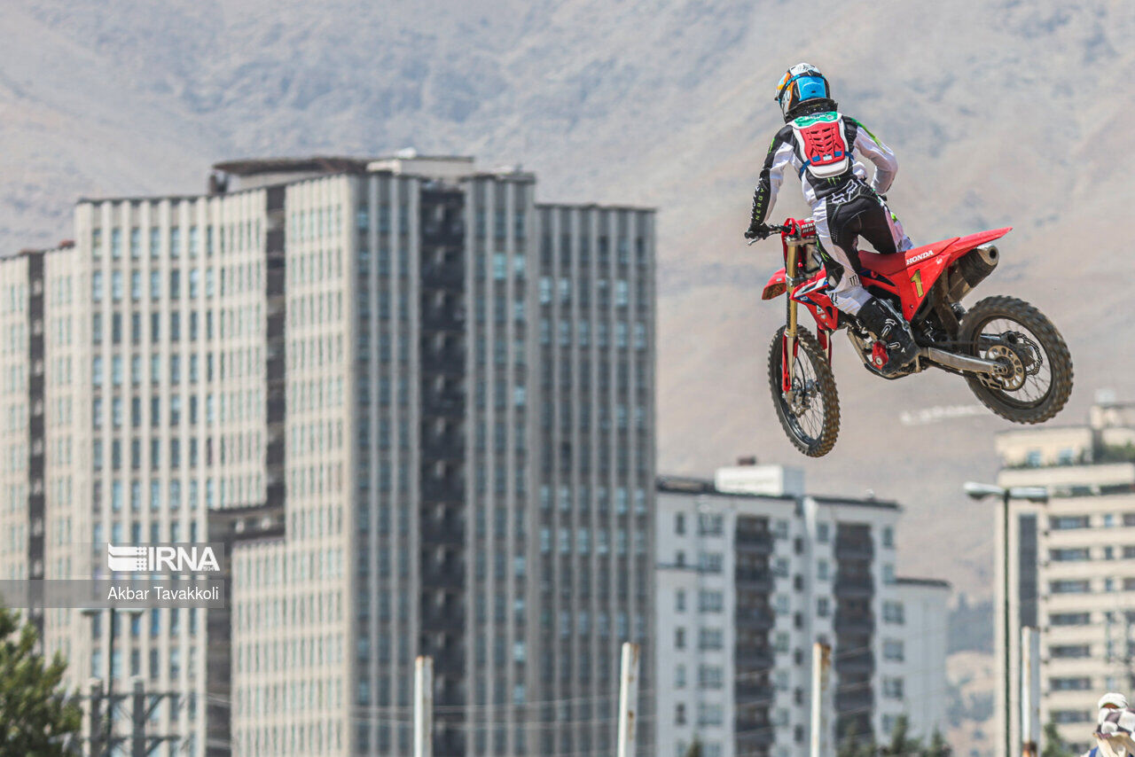 حمایت فدراسیون موتورسواری از بانوی ورزشکار سانحه دیده