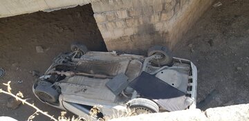 ۲ نفر بر اثر سقوط سواری پراید از پل در محور کامیاران به کرمانشاه مصدوم شدند