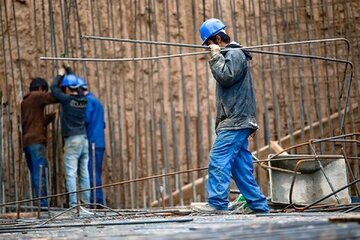 کارگران مهریز یزد از امکانات اولیه رفاهی محروم هستند
