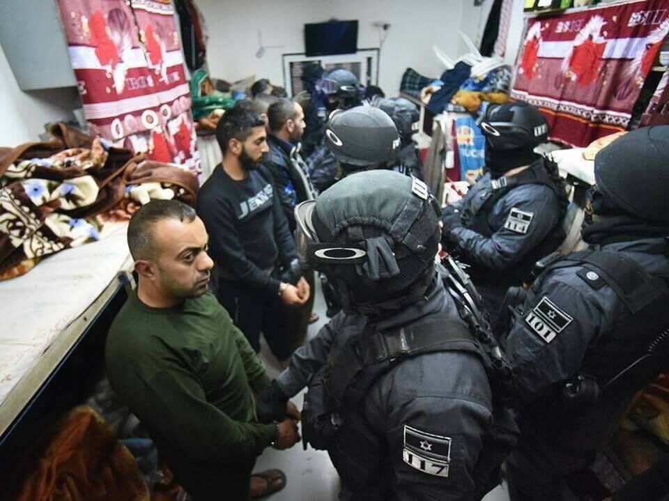 قوات الاحتلال الصهيوني تقتحم سجن النقب بوحشية 
