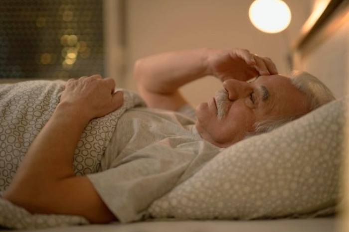 خواب زیاد سالمندان چه دلایل و خطراتی دارد؟