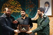  روضہ شاہ چراغ کے فداکار خادم کےلئے " نشان آزادی ملت ایران "