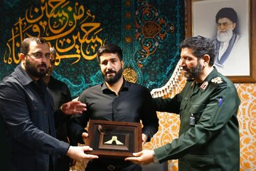 Remise de la Médaille de la liberté de la nation iranienne à une force de service dévouée dans le sanctuaire sacré de Shah Cheragh