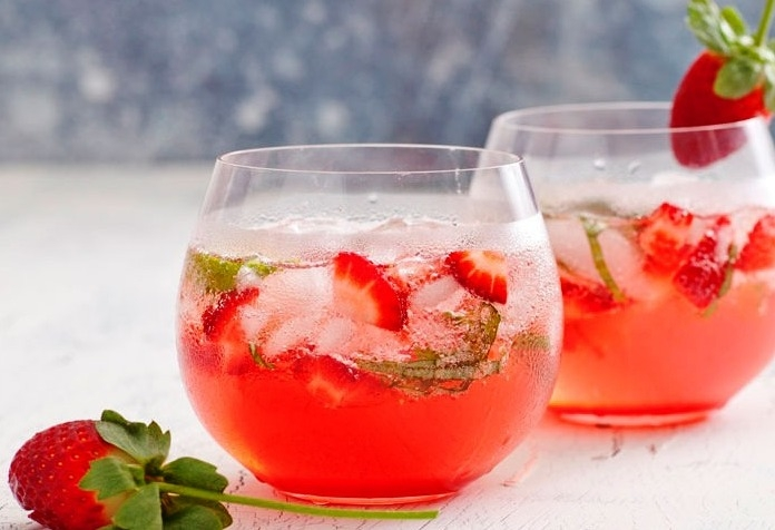 طرز تهیه شربت توت فرنگی خانگی؛ سریع و راحت