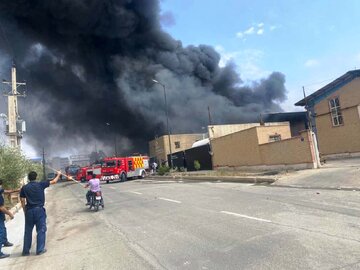 آتش‌سوزی کارخانه تولید ادکلن در ایوانکی گرمسار ۲۰ حادثه‌دیده داشت